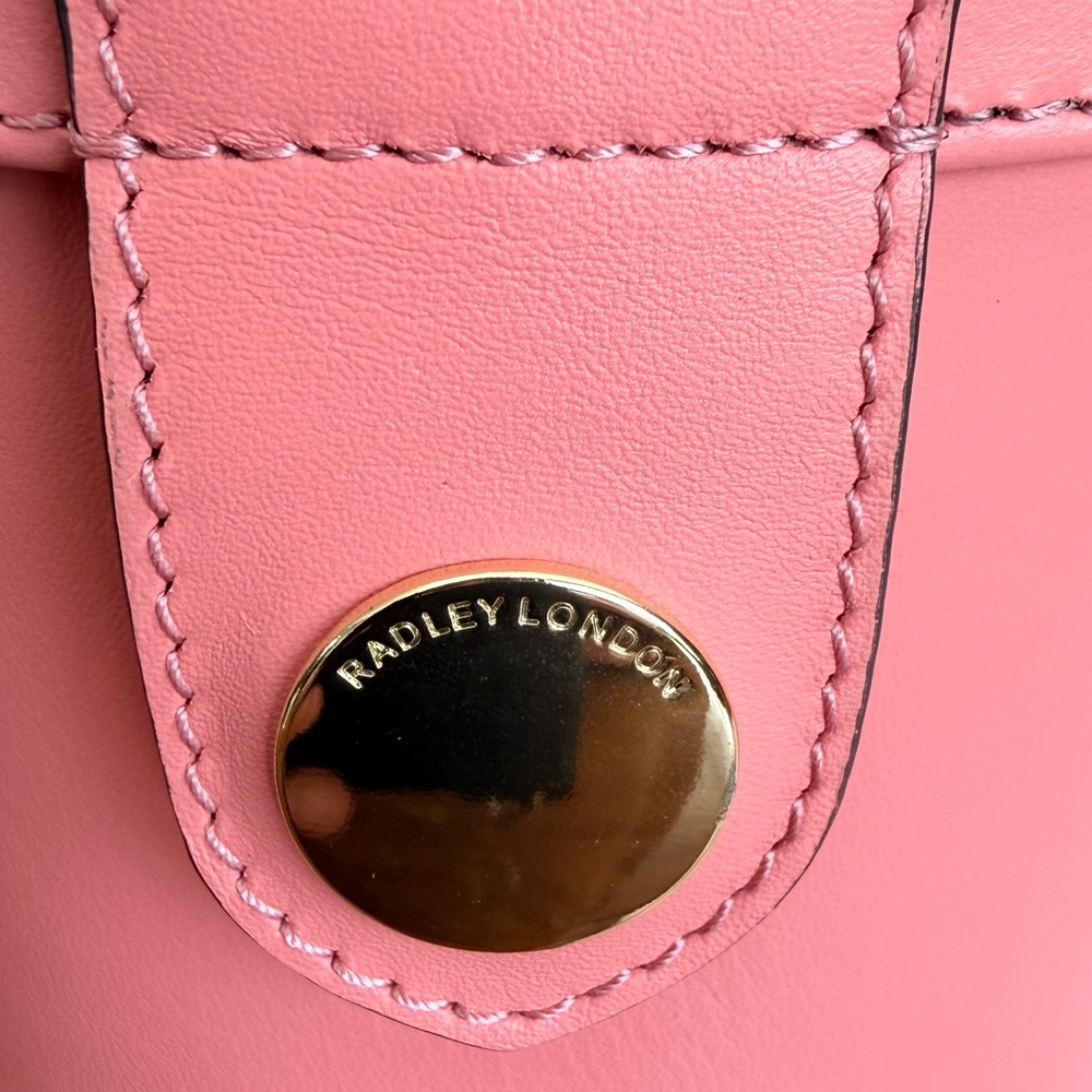 Radley London 💓Elegant Pink Cylinder Handbag with tags but has a tiny scratch - Picture 8 of 17